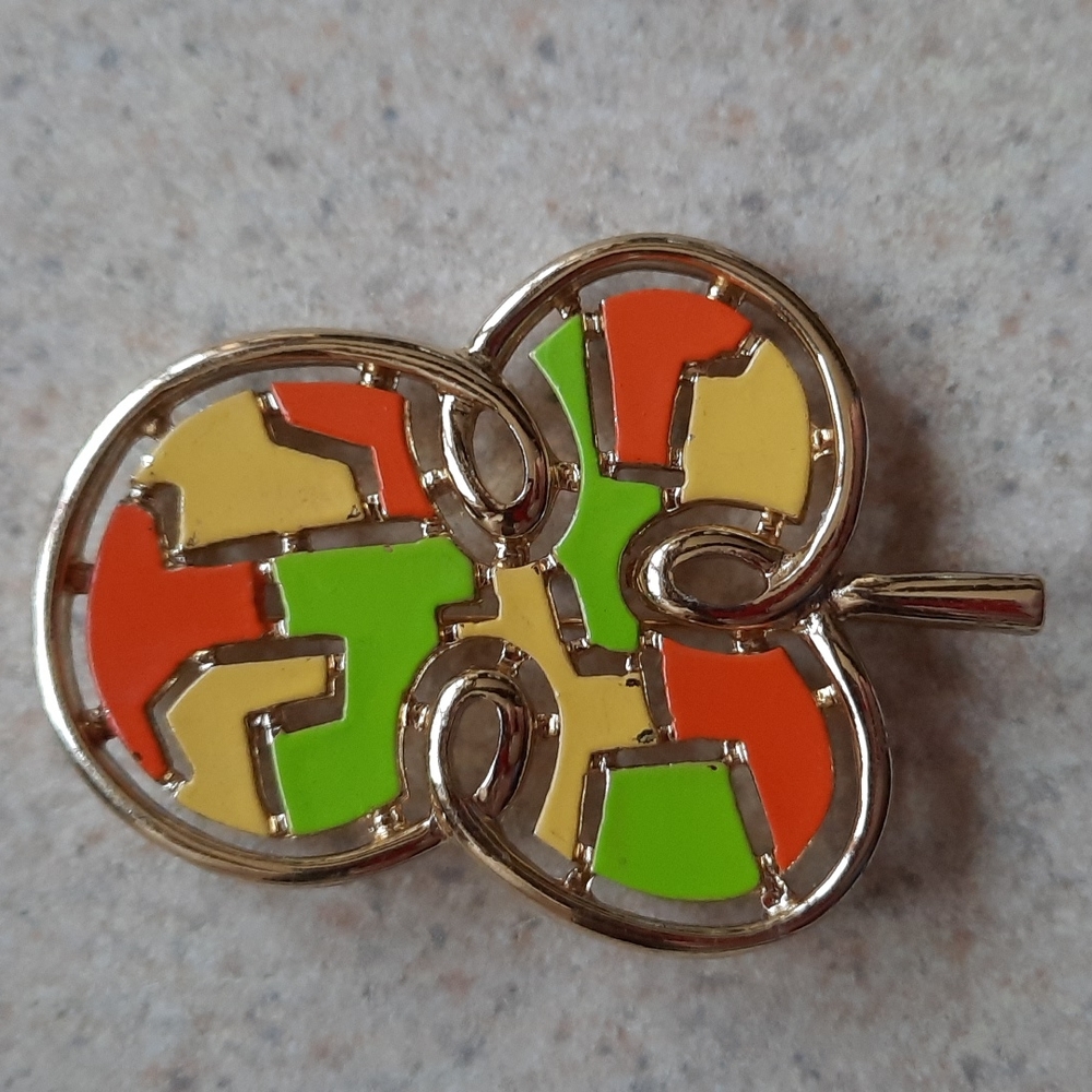 Statement brooch